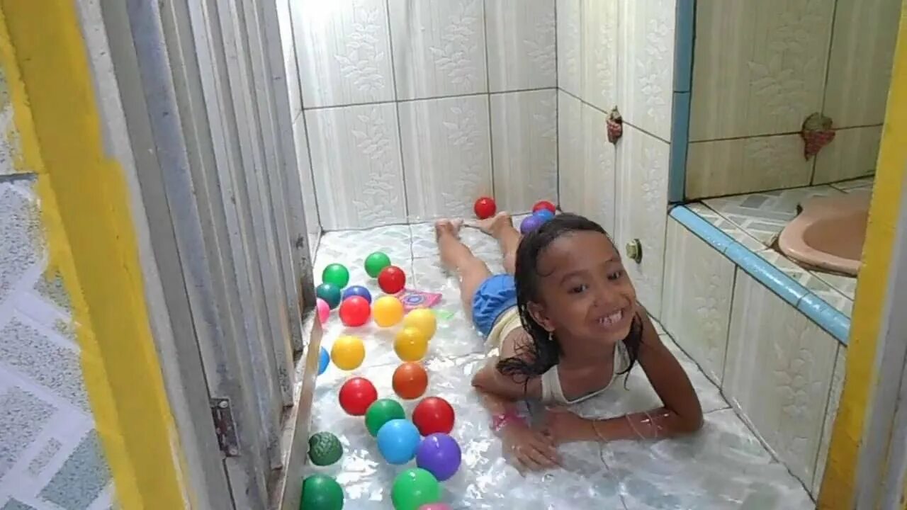 Abg baru mandi bugil. Video di kamar mandi. Ngintip artis mandi. Video di kamar mandi. Berliana lovell.