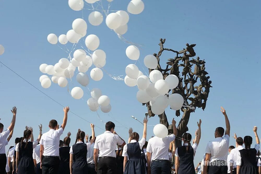 Шары запускать воздух. Белые шарики в небе. Белые шары воздушные в память Беслану. Запускают шары в небо. Белые воздушные шары в небе.
