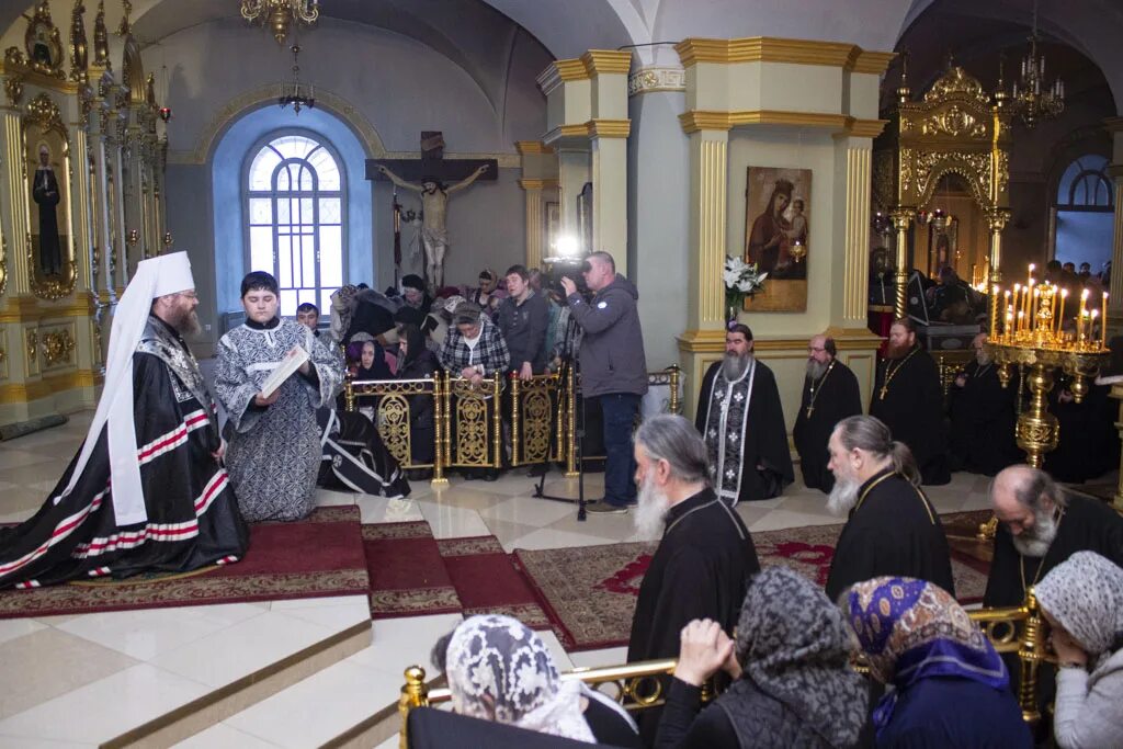 Чин прощения текст богослужения. Чин прощения митрополия. Прощеное воскресенье в храме. Чин прощения в прощенное воскресенье.