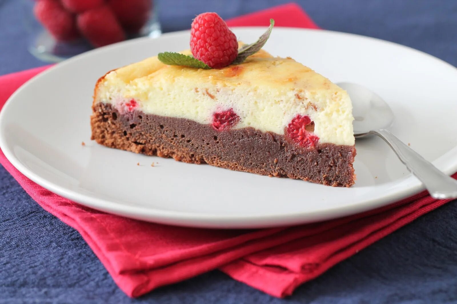 Cheesecake dev. Пирог с брусникой. Чизкейк с начинкой. Красивый кусок торта. Флан испанский пудинг.