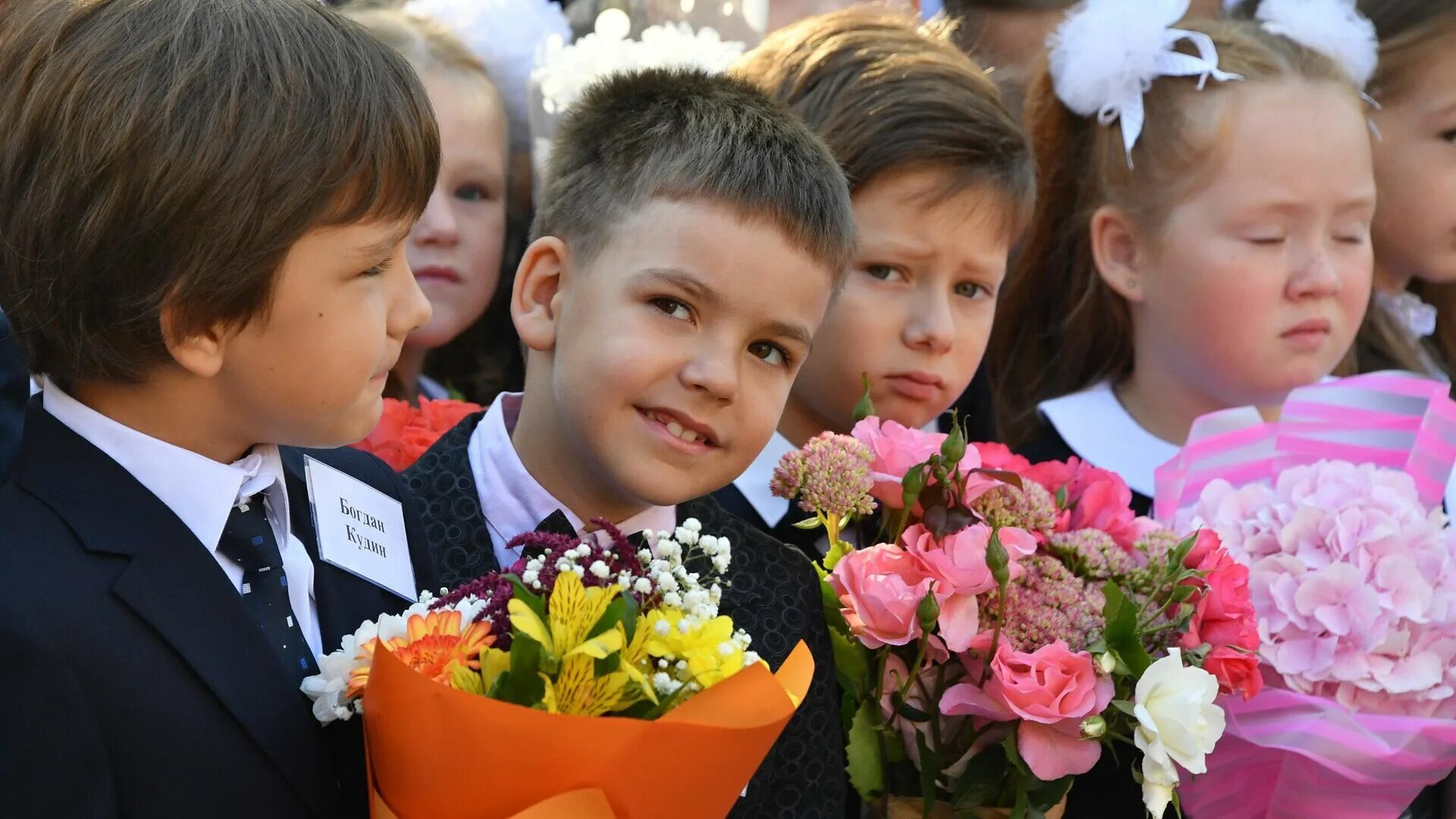 Что будет с 1 сентября. Школьники 1 сентября. 1 сентября дети. школьная линейка 1 сентября. школьники на линейке первого сентября.