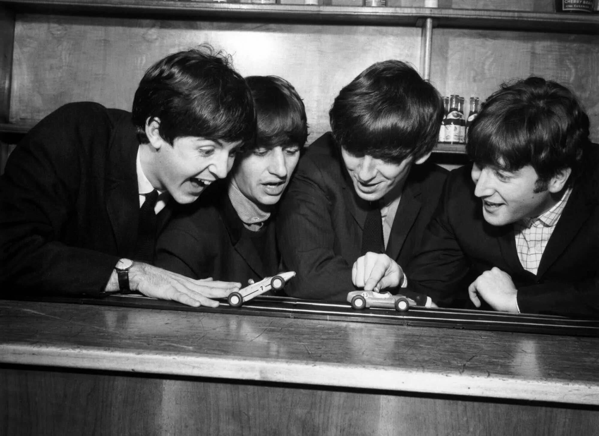 The beatles фотосессии 1963. 1963 год леннон. Битлз турне 1963. The beatles фотосессии 1963. Битлз 1963.