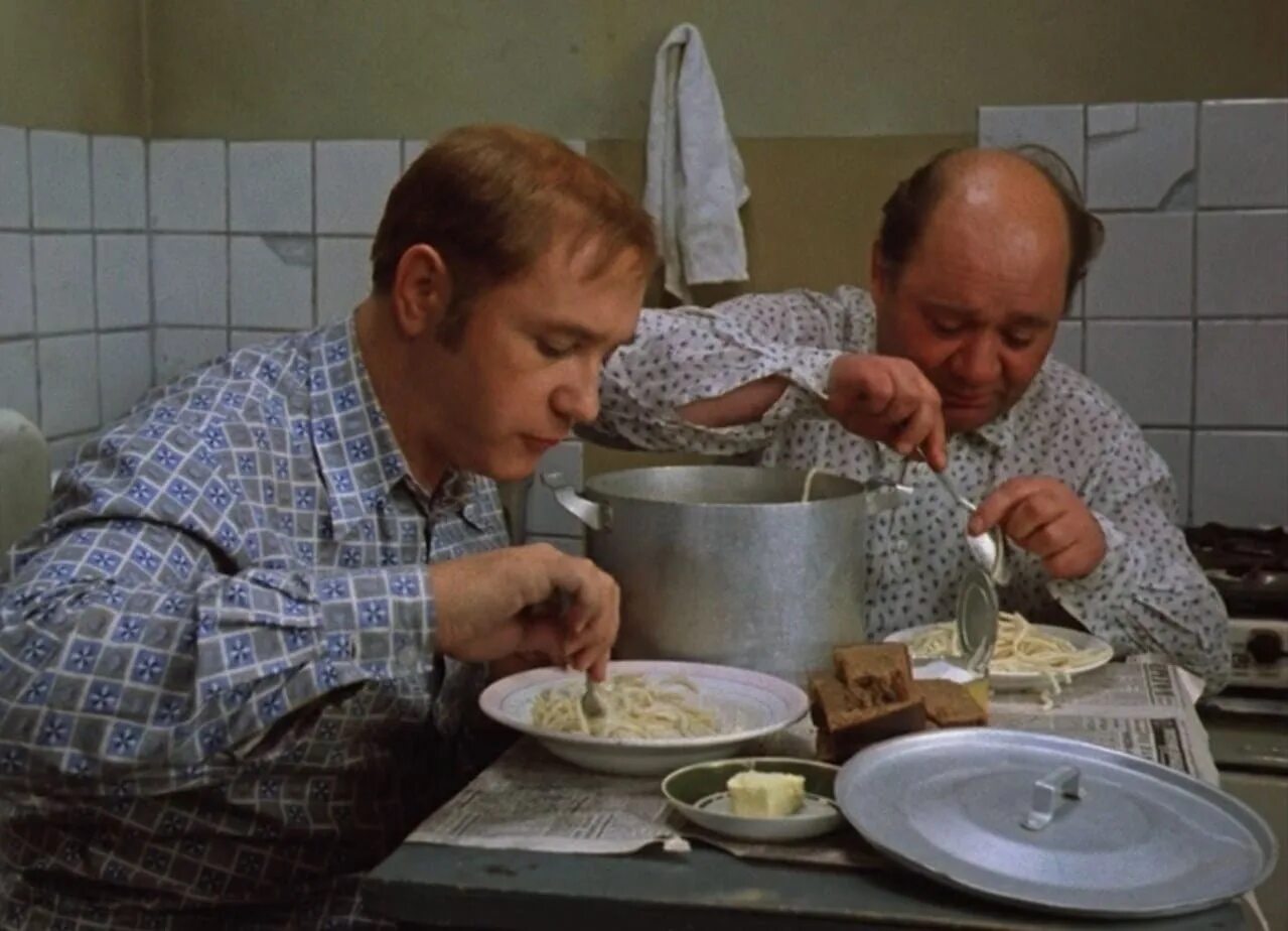 Кыс кыс уверен. Когда пора жениться. Замуж тебе пора хозяйка. Надо жениться. Всем на работу а ты выходной.