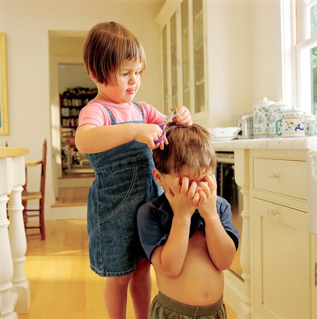 Можно маме стричь. Парикмахер для детей. Маленький ребенок подстригся. Ребенок в парикмахерской. Прикольная стрижка ребенка в парикмахерской.