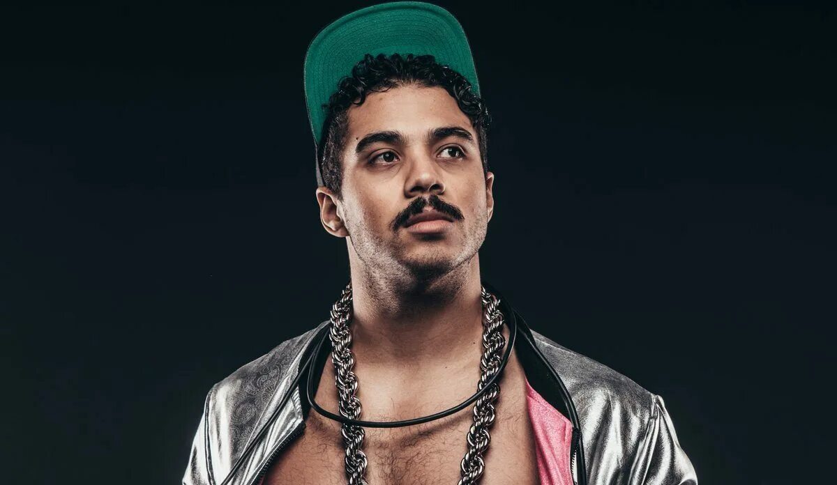Макс чабат. Макс кастер. max caster aew. the acclaimed aew. max caster anthony bowens attire.