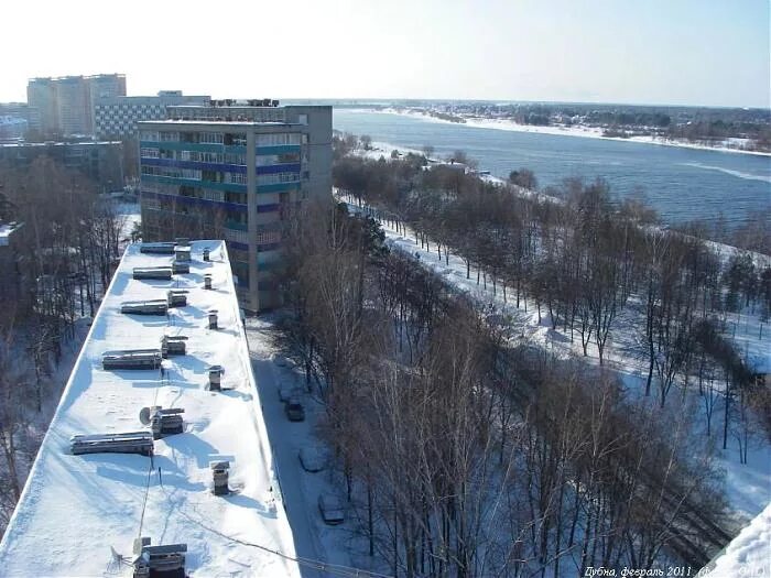 Ул строителей 14 дубна. Человек в каске на стройке. Дубна без моста. Строители в дубне. Рабочий в каске.