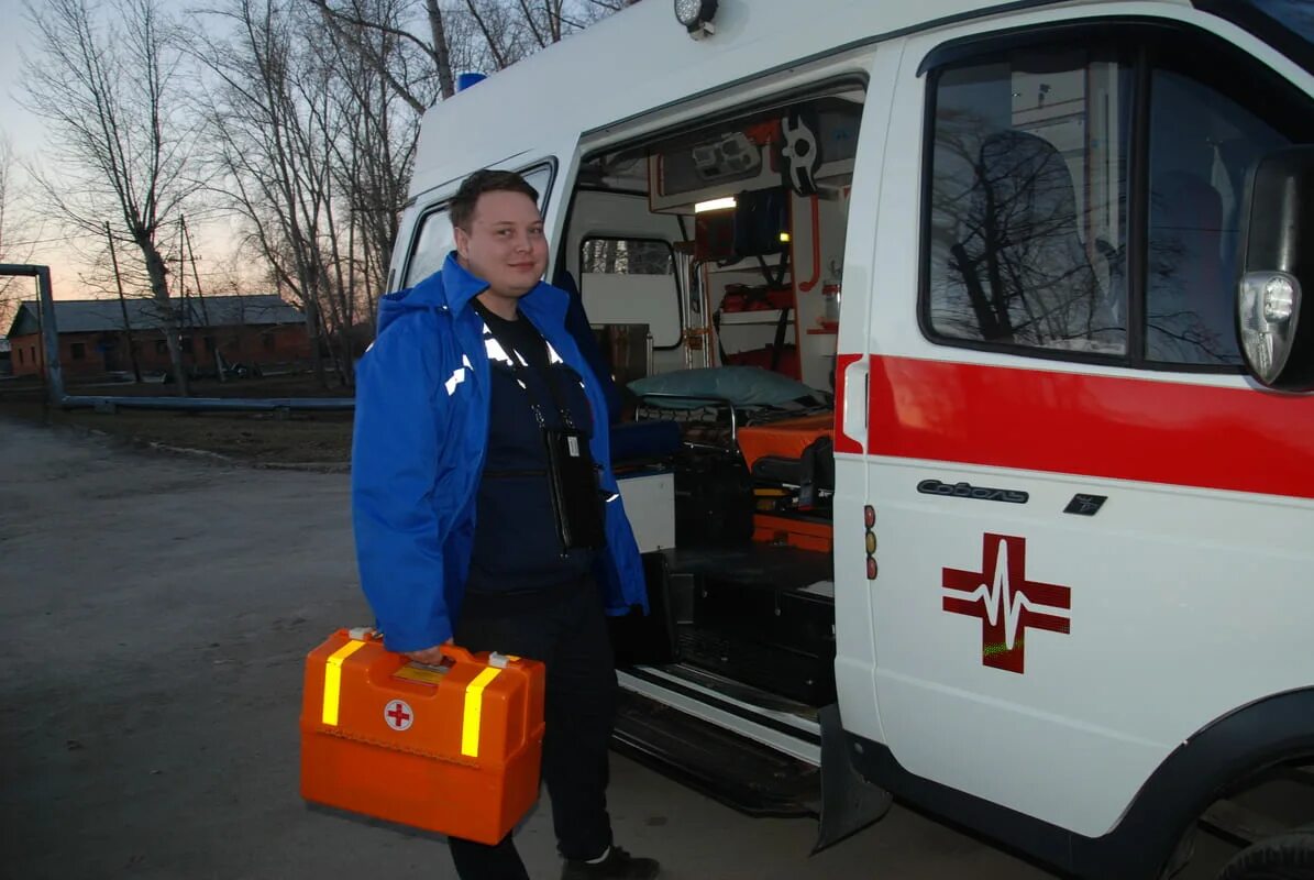 Режим работы неотложной помощи. Фельдшер скорой медицинской помощи. Вертолёт скорой помощи сухой лог. Неотложка сухой лог. Неотложка сухой лог.