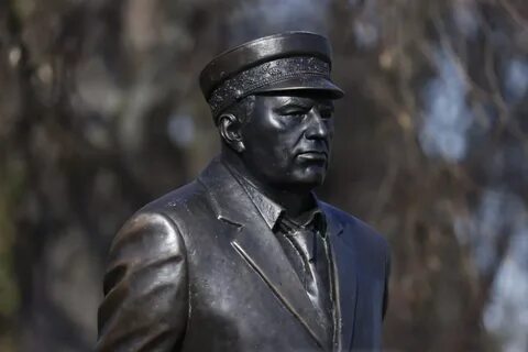 Памятник жириновскому