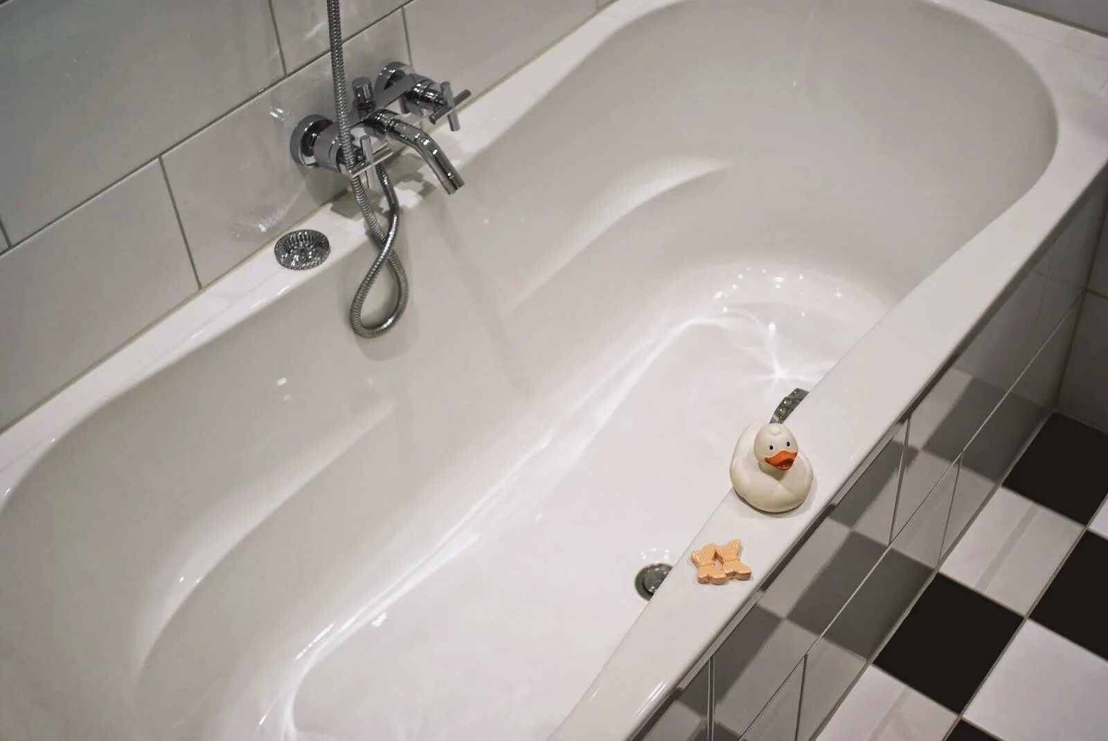 Чистая ванна. Мытье ванны. Акриловые поверхности в ванной. Чугунные ванны с белой эмалью. К чему снится чистая ванна