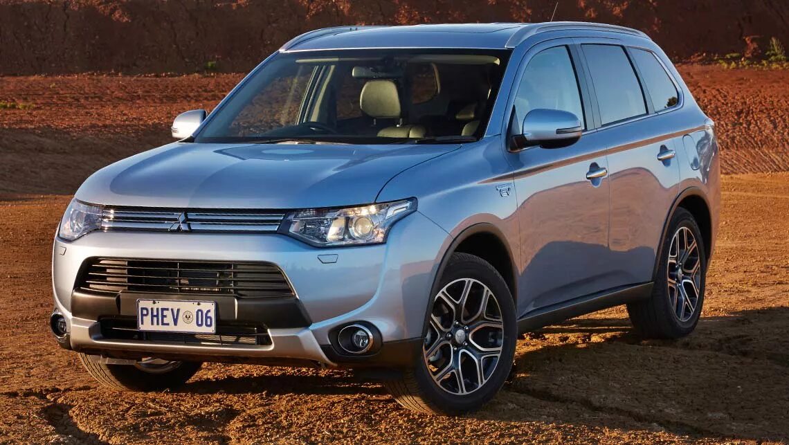 Купить митсубиси аутлендер в нижнем. Mitsubishi Outlander 2014. Мицубиси Аутлендер PHEV. Mitsubishi Outlander PHEV 2014. Митсубиши Аутлендер 2014.