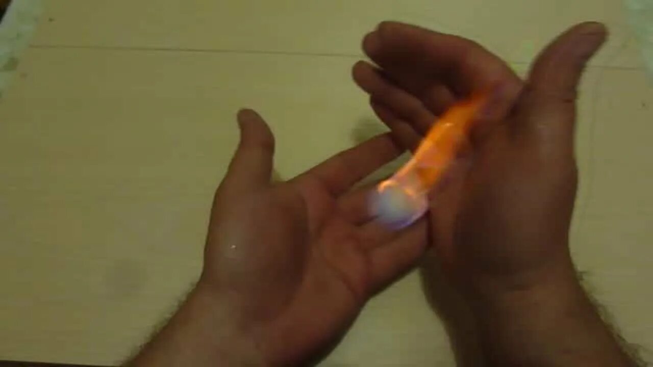 Огонь на руке эксперимент. Фокусы с огнем м5. Как сделать фокус с огнем. Фокусник с огнем. Огонь на руке химический опыт.