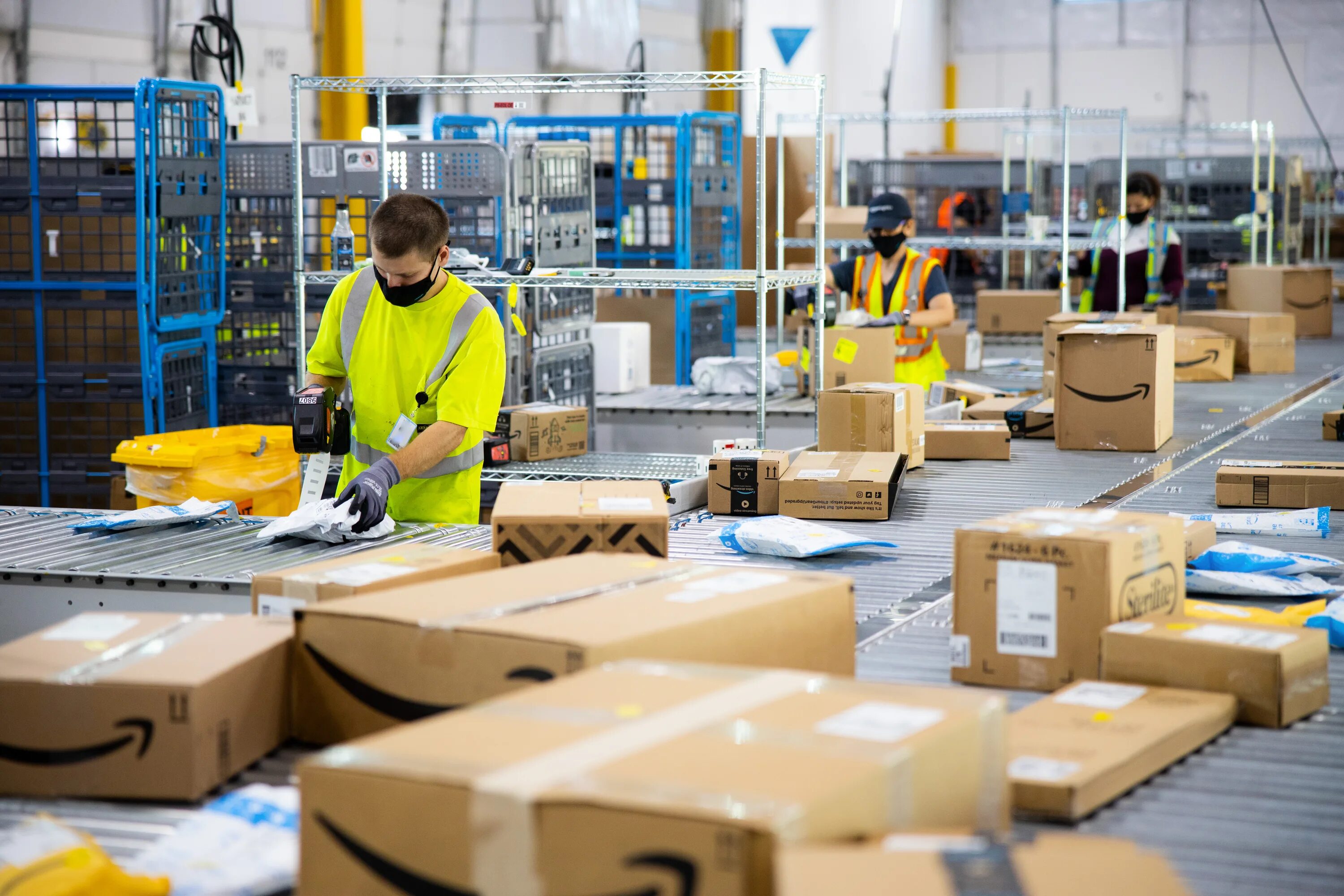 Amazon сотрудники. Amazon worker. Амазон американский сайт. Работы на складе Amazon. Amazon работает