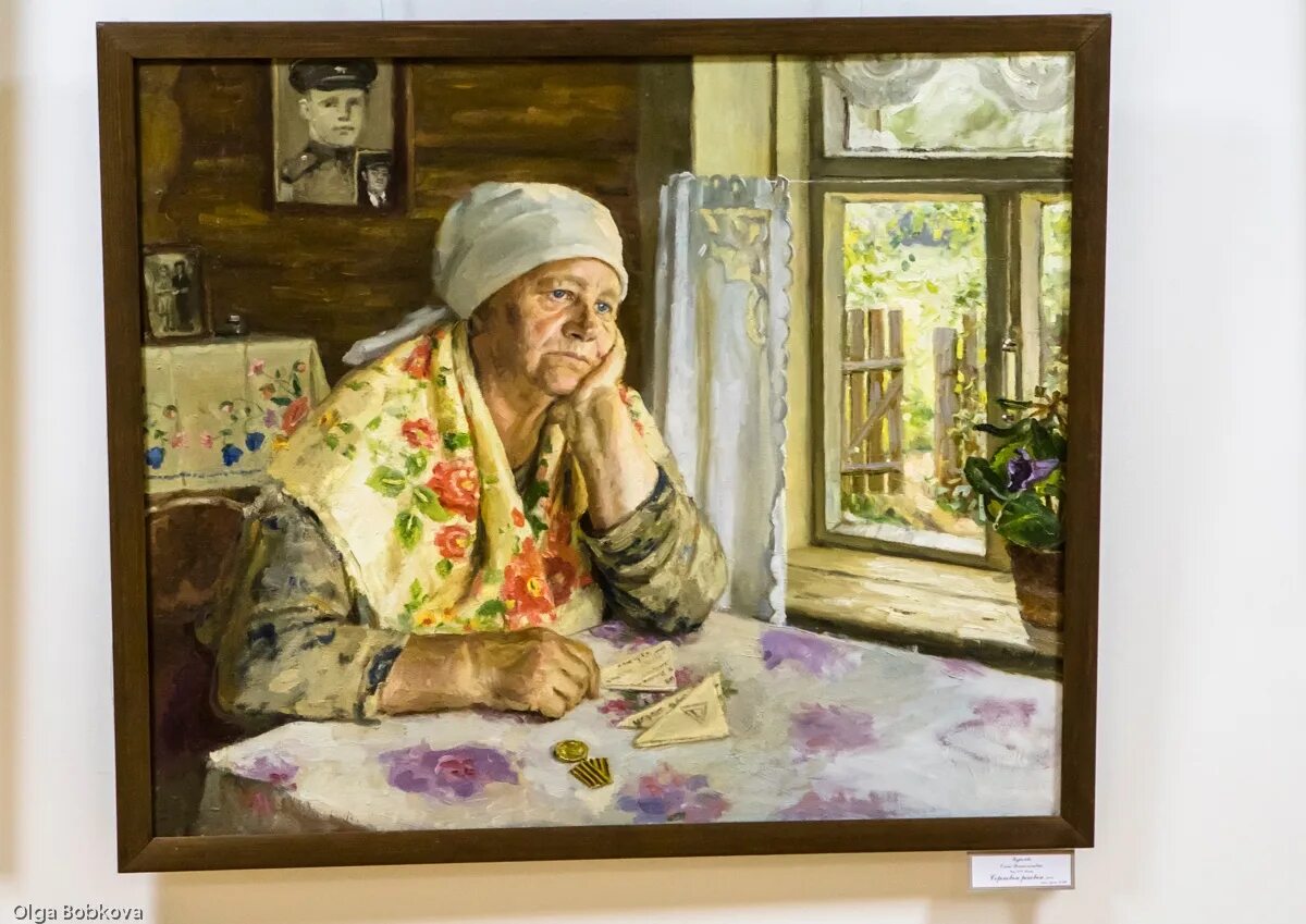 Где бабушка спрятала. Мама ждет. Бабушка живопись. Старушка у окна живопись. Старушка картина.