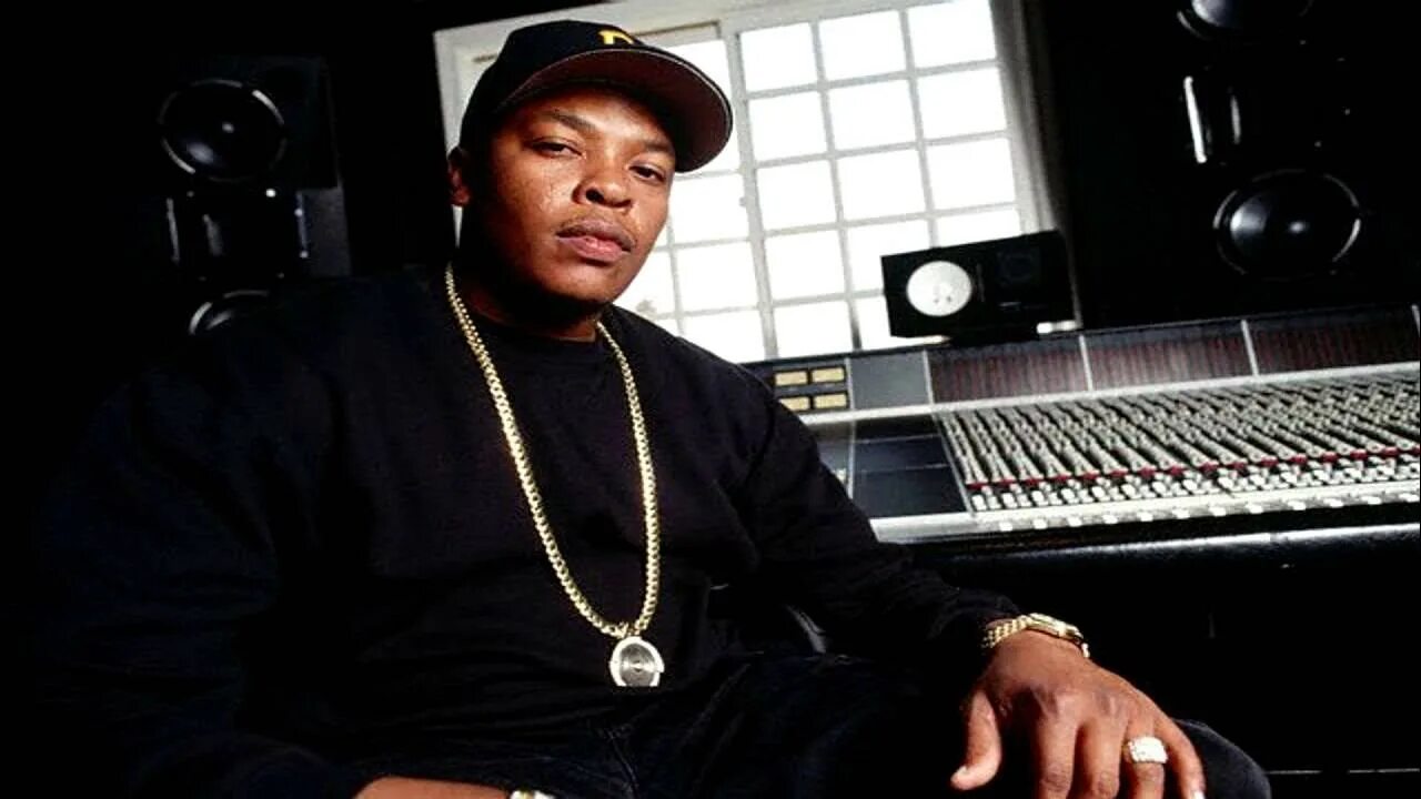Рэпер доктор. Студия доктора дре. доктор дре в молодости. dr dre на студии. студия звукозаписи доктора дре.