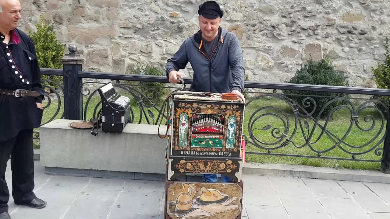 Странствующий певец с шарманкой