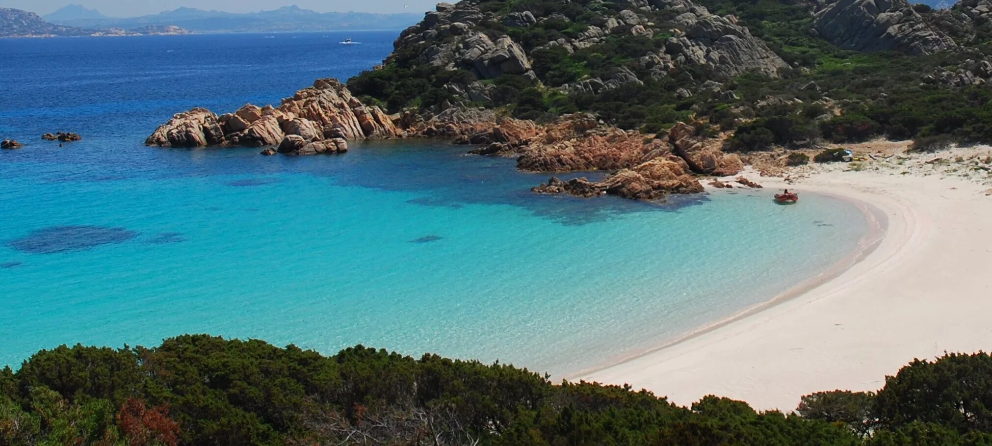 Пляж кала-мариолу италия. Сардиния море. Cala goloritze сардиния. Коста смеральда сардиния. Ла маддалена сардиния.