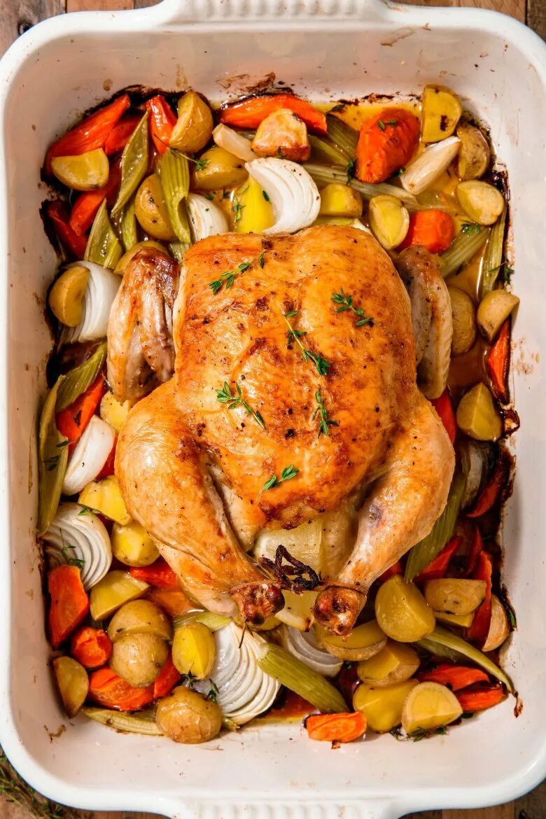Курица в духовке. Курица с овощами. Курица с овощами в духовке. Курица запеченная с овощами.