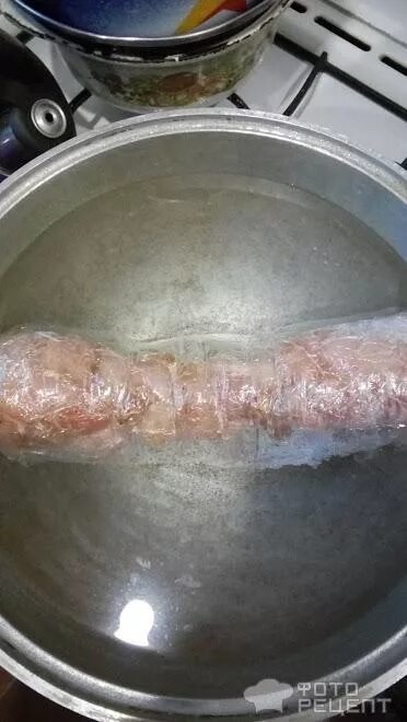 мясной рулет в пищевой пленке. примотали к дереву пищевой пленкой. рулет из курицы в пищевой пленке. куриный рулет в пищевой пленке. куриный рулет вареный в пищевой.