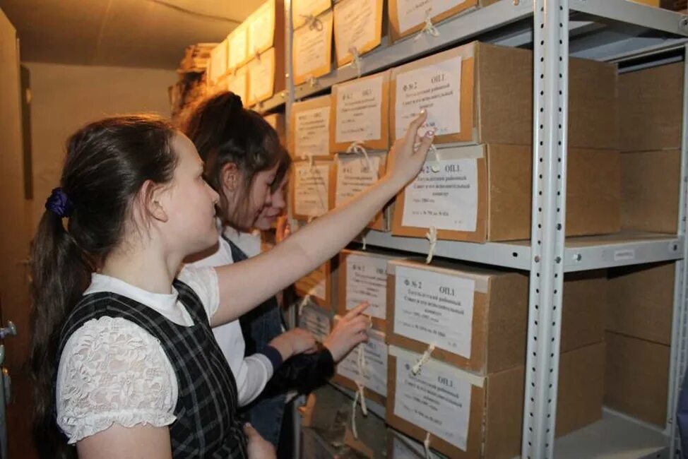 Сотрудник архива. Женщина в архиве. Человек в архиве. Архивист сайт. Документационное обеспечение управления и архивоведение.