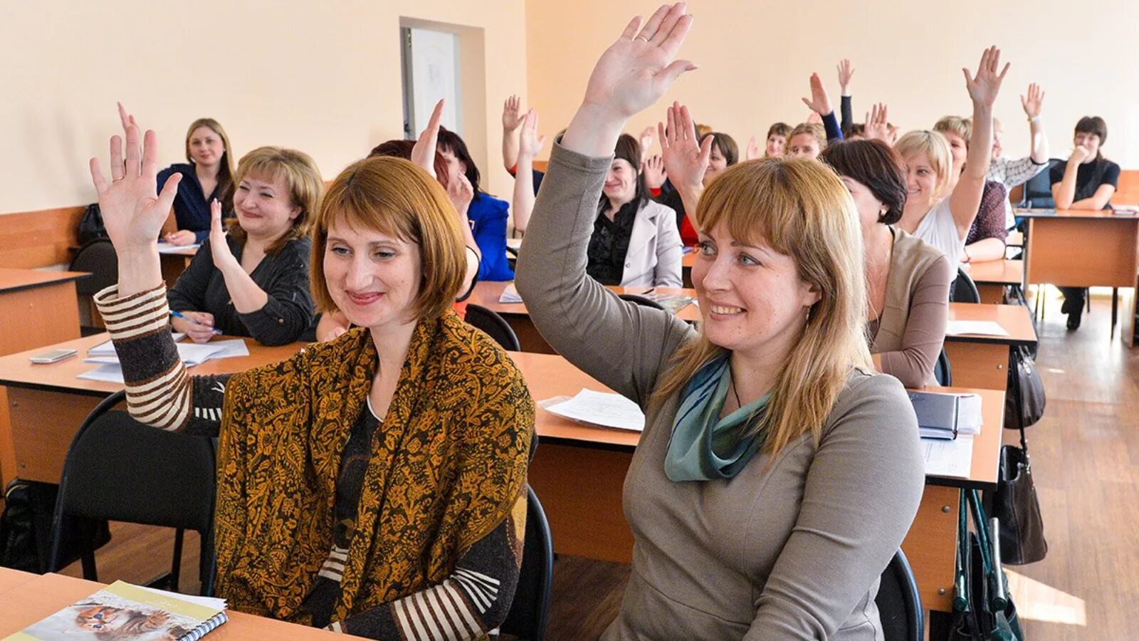 Собрание родителей студентов. Правоохранительная деятельность юзгу. Спортивные собрания родителей на улице фото. Собрание родителей студентов. Учитель за партой.