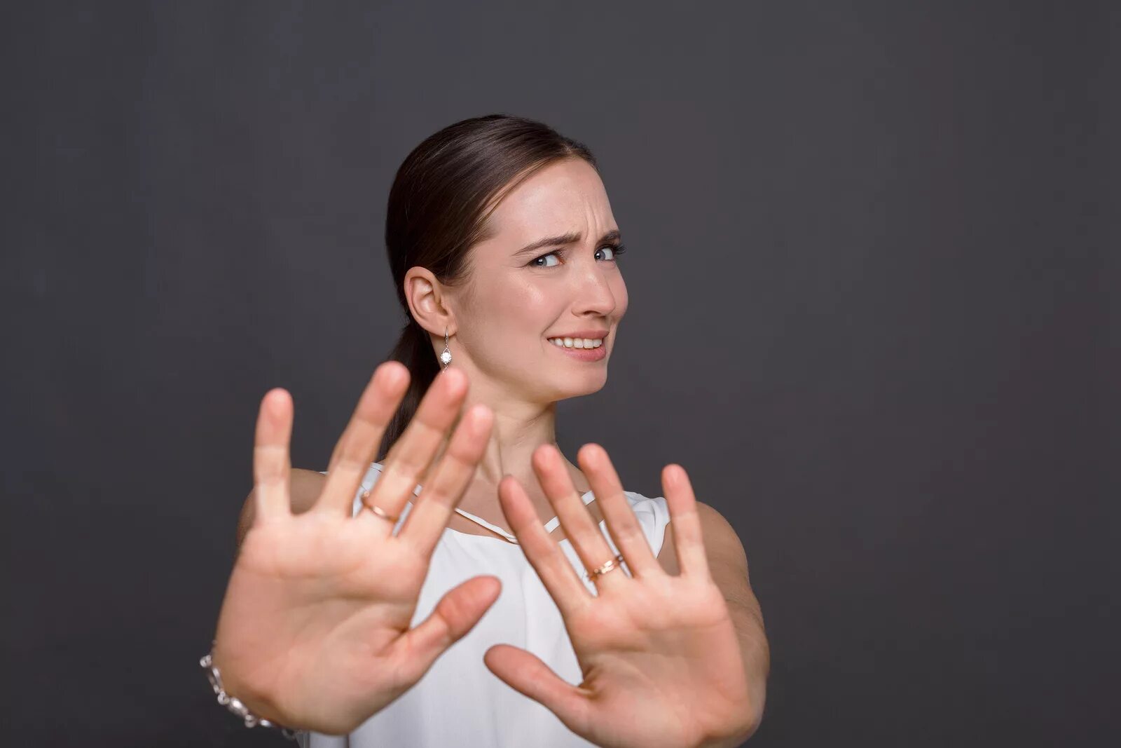 жест стоп. жесты руками. перестань жестами. человек показывает нет. красивые жесты.