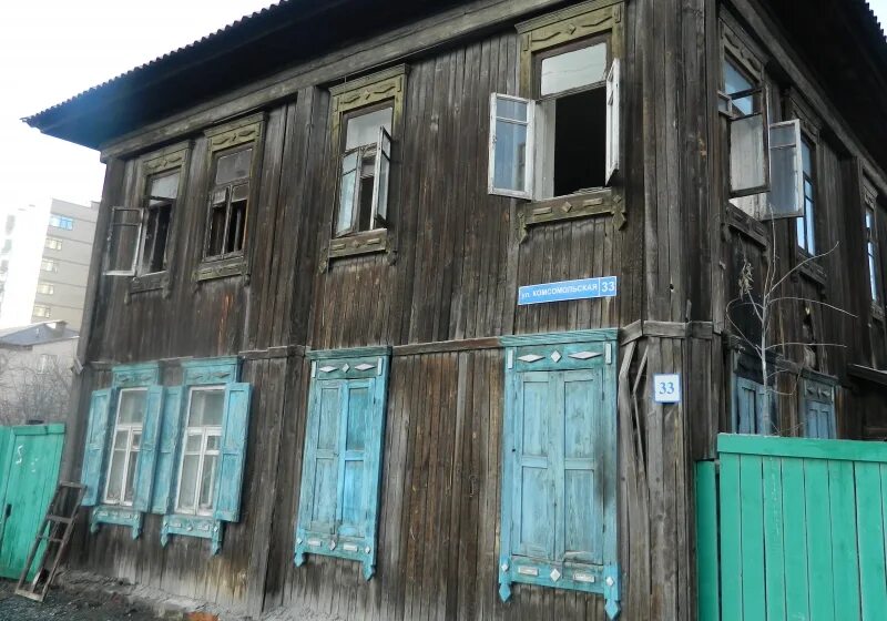 Холодных бараках,. Без удобств. Бараки внутри квартиры. Холодно в бараке. Бездомная бабушка в барабинске.