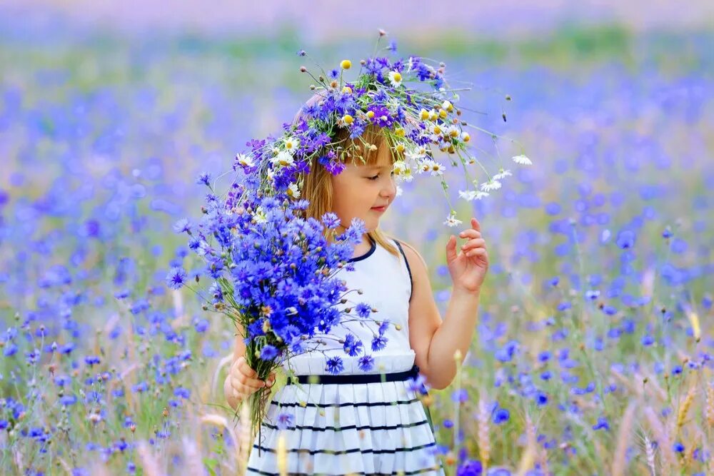 Ноги из травы. Девушка с букетом полевых цветов. Мимо лета. Мимо лета. Лето на пороге.