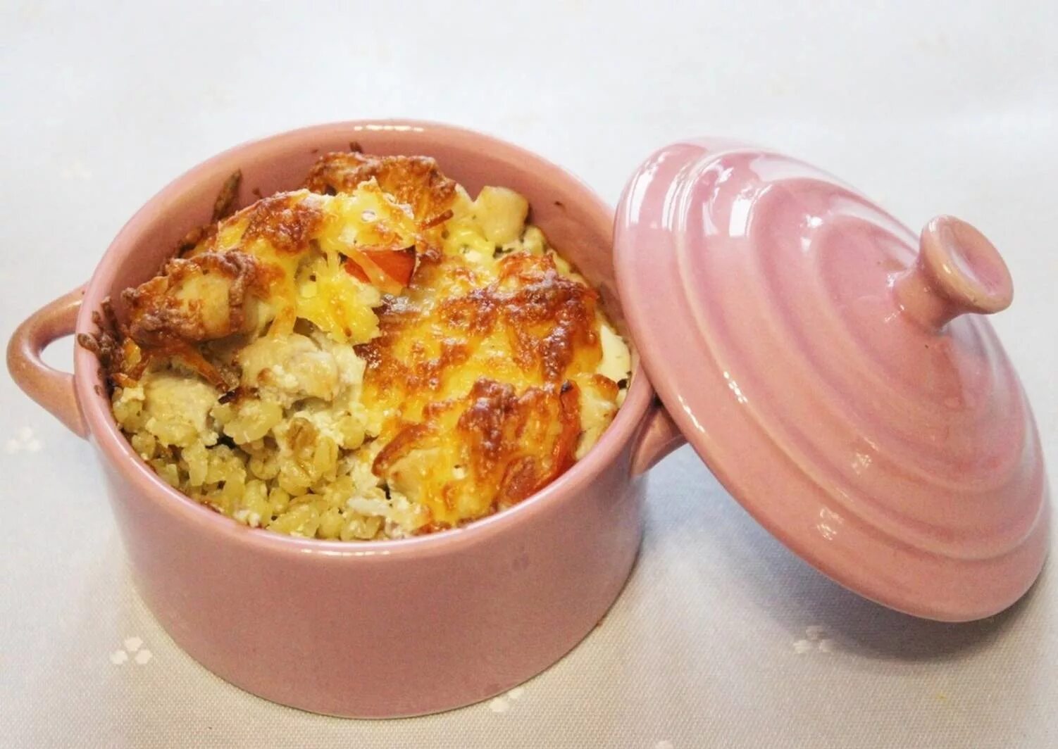 булгур в горшочках с грибами и курицей. картошка с фаршем в горшочках. перец в горшочке. жульен с курицей и грибами в горшочках с картошкой. пп в горшочке в духовке.