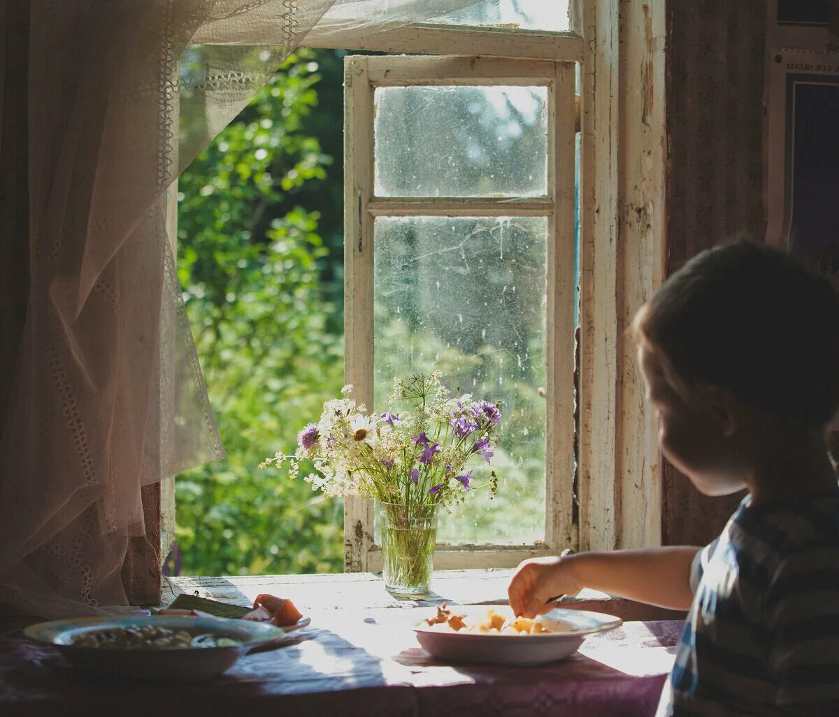 Летняя наша жизнь в старом доме. Деревенское окно. Утро в деревне окно. Утро в деревенском доме. Окно в деревенском доме.