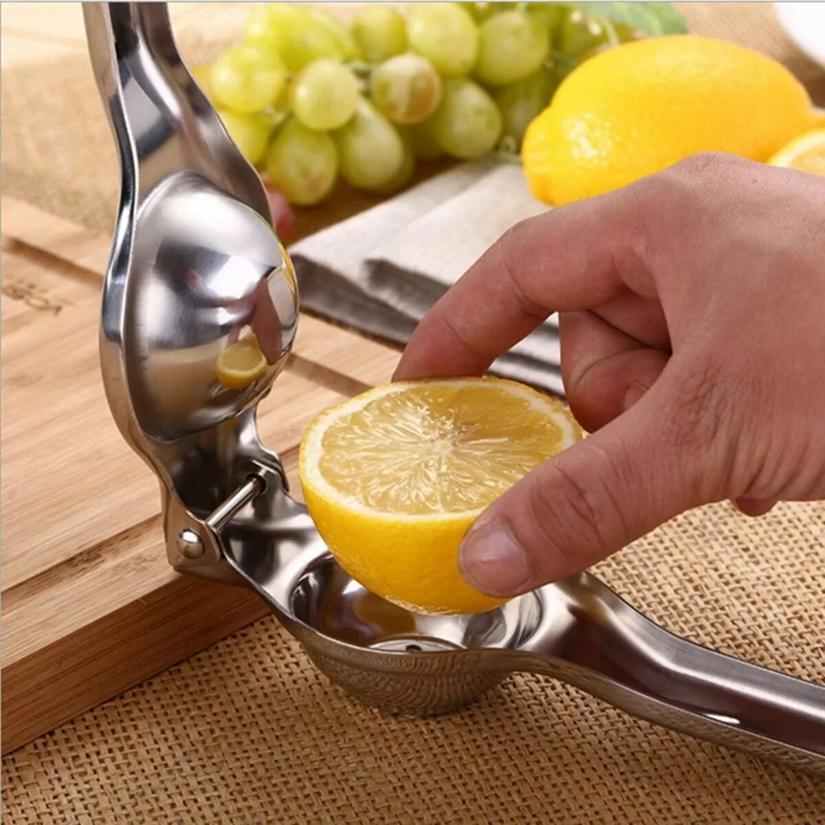 Лимонный сок из лимонов. Выжать сок из лимона приспособление. Дозатор для лимона. Приспособление для выдавливания сока из лимона. Для выжимания лимонного сока.