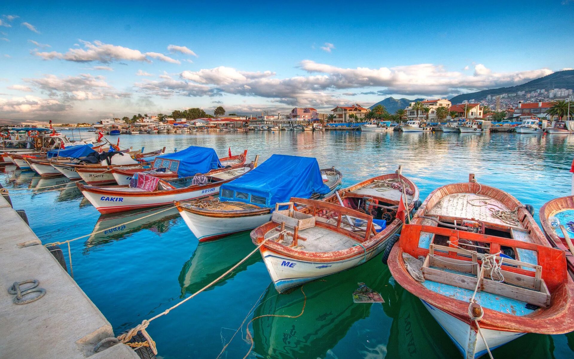 Корабль в бухте. Балаклава крым ялик. Италия гавань. Лодка в бухте. Пристань с кораблями.