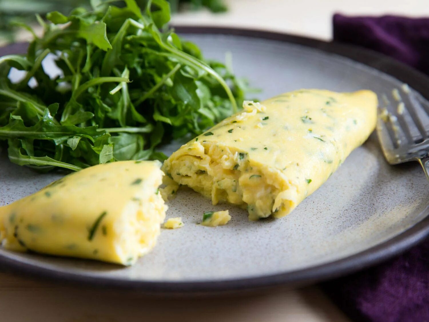 Омлет карт. Омлет omelette франция. французский омлет с зеленью. омлет французский классический. белковый омлет с зеленью.