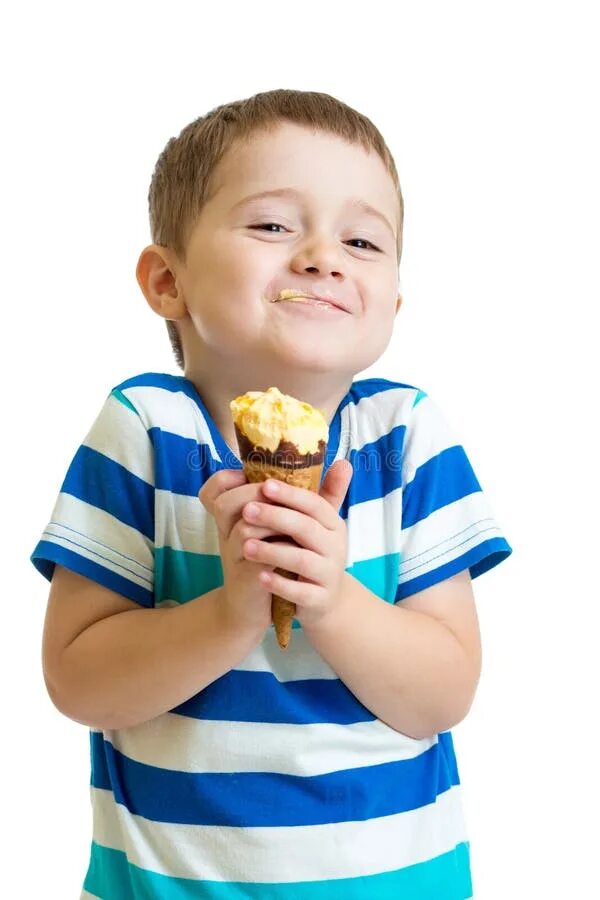 Мальчик на пляже ест мороженое. Кушать мороженое. Ice cream boy. Ice cream boys. Кушать мороженое.