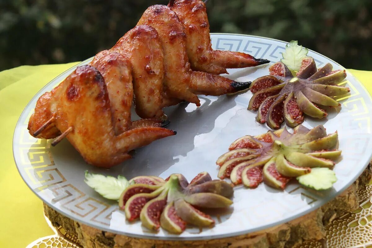 Праздничная курица фото. Куриные крылышки подача. курица на праздничный стол. крылышки на праздничный стол. крылья барбекю в духовке.
