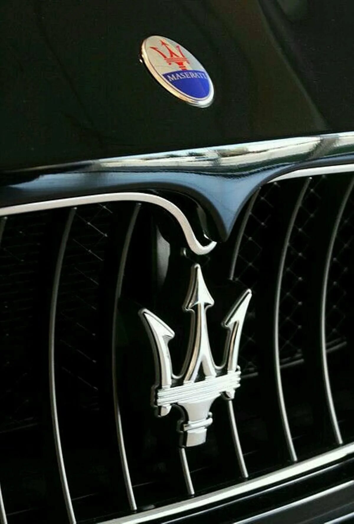 Машина с логотипом короны. Машина с логотипом короны. Машина со значком короны. Машина со значком короны. Машина с эмблемой короны.