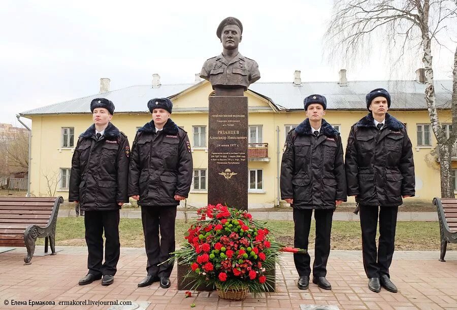 Участники сво орловской области. Бюсты героев России Рязанцева и Скворцова. Бюсты Рязанцева и Скворцова в Орле. Бюсты на бульваре Победы в Орле. Ермаков герой России рязанец.