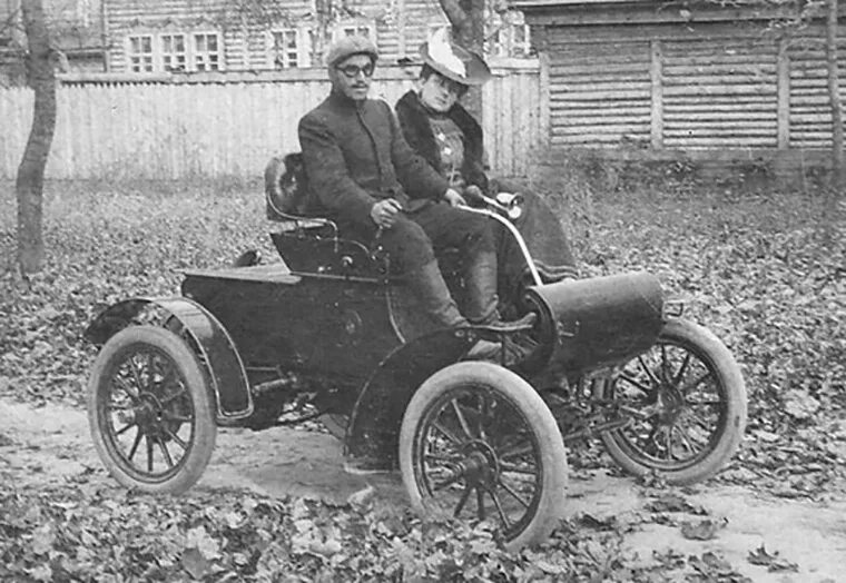 Первый автомобиль в москве. Панар Левассор 1904. Левассор автомобиль 1895 год. Первый автомобиль в России. Автомобиль 1899 года.