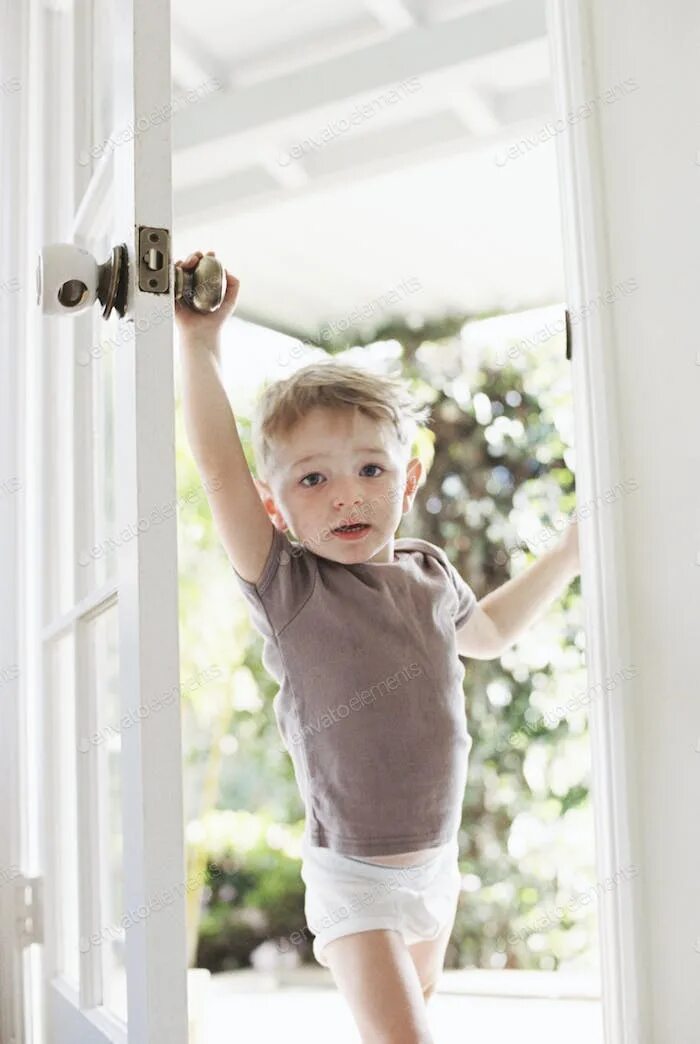 Мальчик и дверь открылась. Мальчик открывает дверь. Мальчик открывает. Ребенок зовет в двери открытые. Фото мальчика открывает дверь для видео.