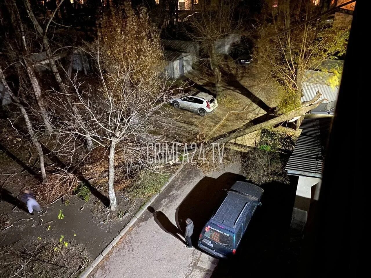 Приветное крым смыло пляж. Торнадо в крыму. Выплаты в крыму после урагана когда. Шторм набережная севастополь. Набережная ялты после потопа 2021.