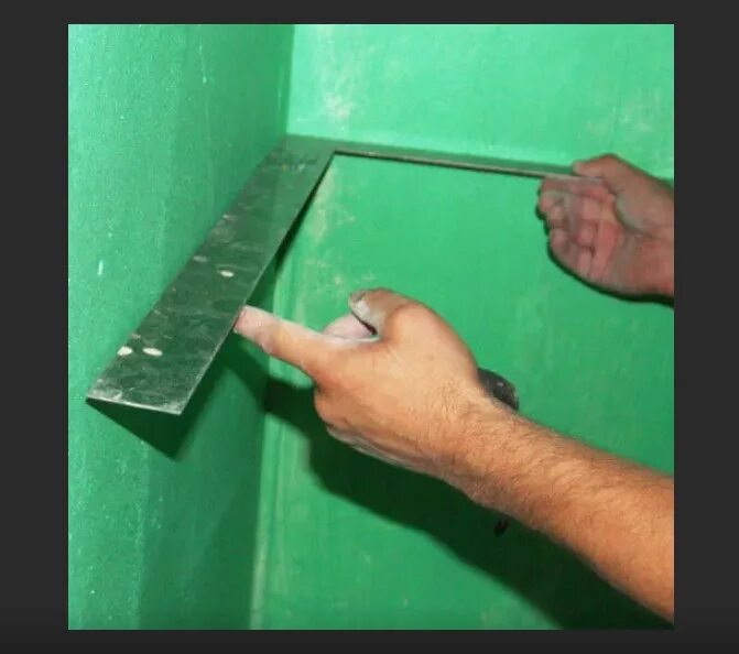 Штукатурка стен по маякам и углы 90 градусов. Угол 90 градусов штукатурка. Угольник для выравнивания стен. Уголок для проверки углов стен. Выровнять угол.