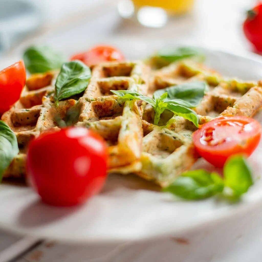 Кабачковые венские вафли. Бельгийские вафли из кабачков. Вафли из цукини. Кабачковые вафли в вафельнице. Кабачковые вафли в электровафельнице.