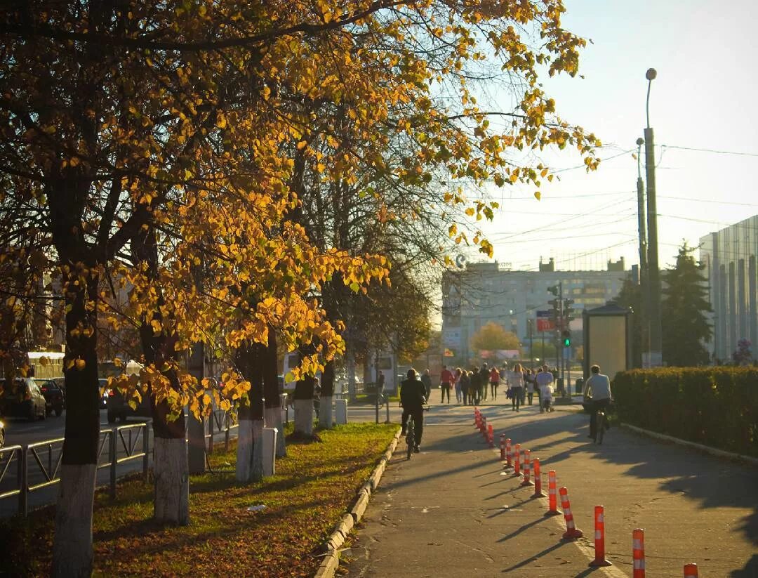 Какое будет лето в перми. Золотая осень Пермь. Набережная Пермь осень. Городская Эспланада Пермь осень. Город Чайковский осенью.