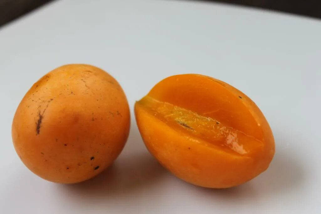 Фрукт желтый похож. Фрукт желтый похож