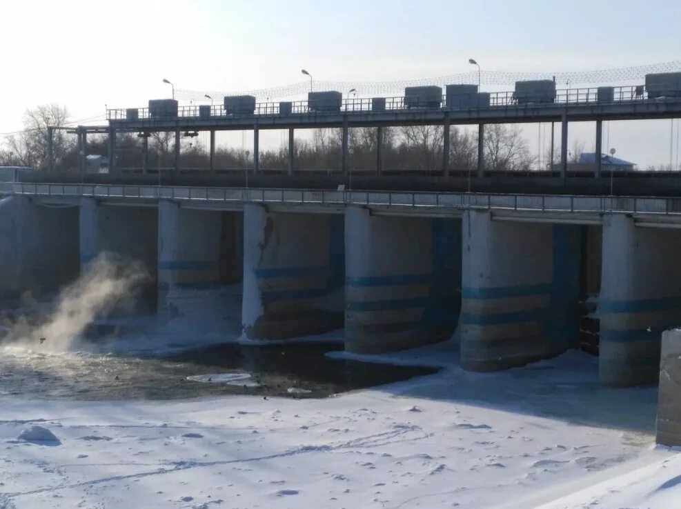 Уровень воды в тоболе сегодня иевлево. Дамба Тобол Курган. Дамба Тобол Курган 2022. Плотина на реке Тобол. Курганская ГЭС на Тоболе.