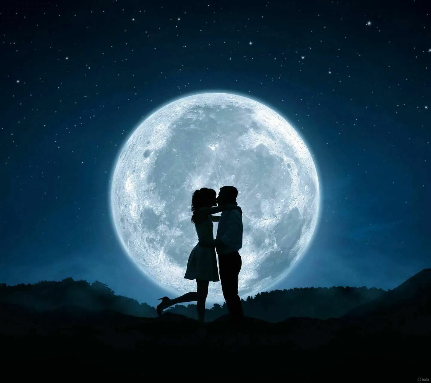 Мун любовь. Луна и влюбленные. Прогулка под луной. Человек под луной. Пара на фоне Луны.