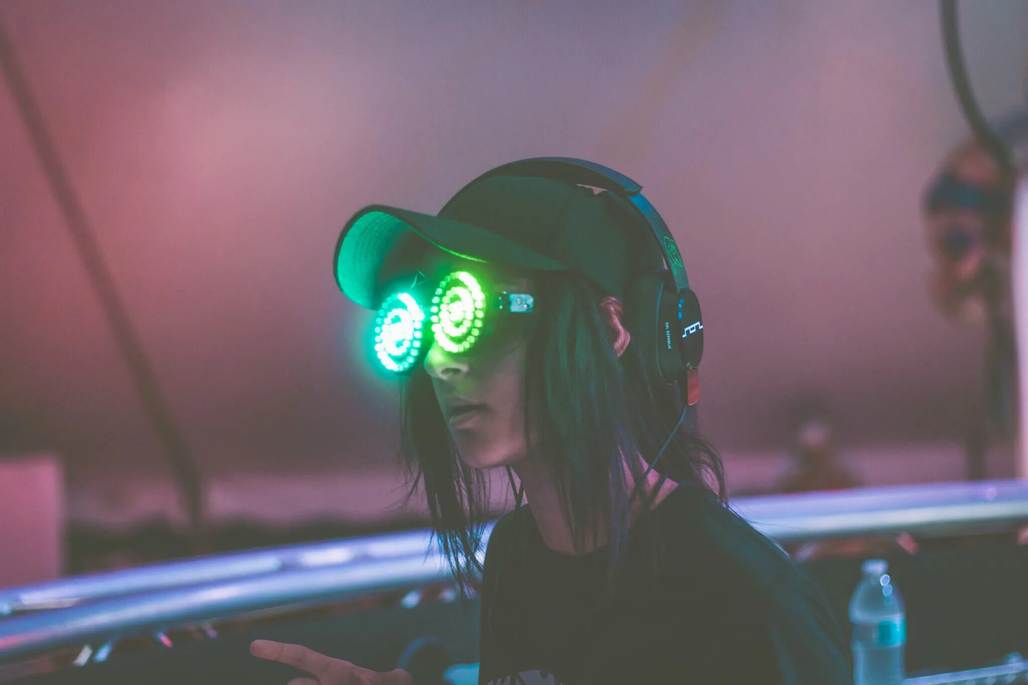 Rezz give in to you. Rezz канадский диджей. rezz art. дабстеп девушки. дабстеп голова.
