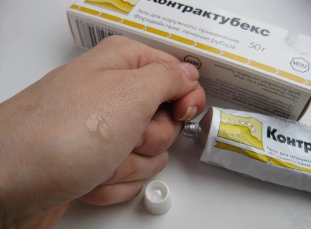 Мазь для заживления шрамов контрактубекс. Вазелин в баночке. Вазелин. Мажу каждый день мази. Для выдавливания крема из тюбика.