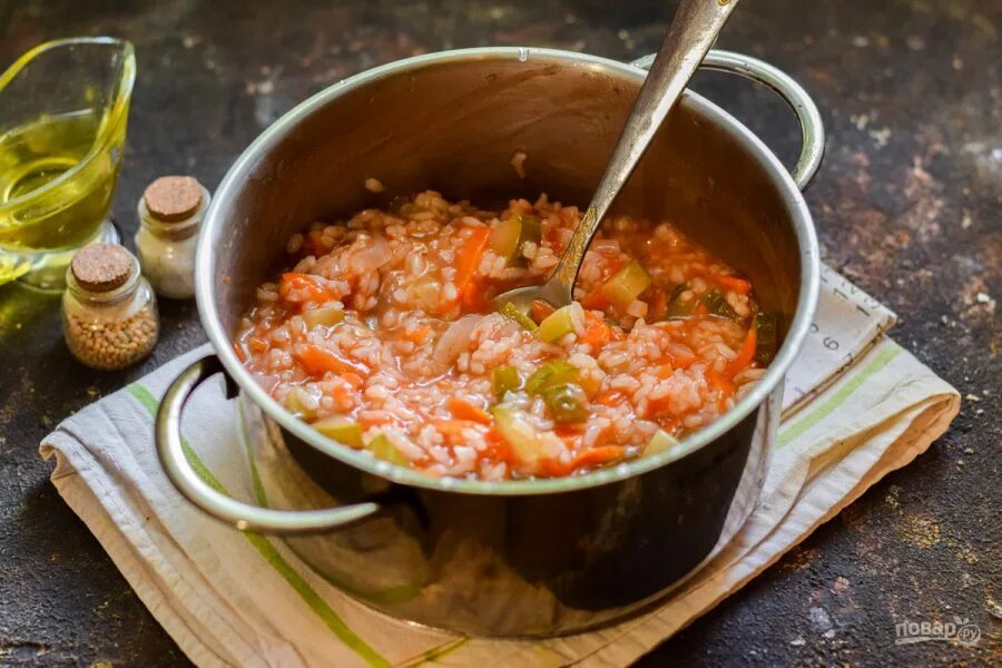 Рассольник рецепт с рисом и огурцами. Рассольник с рисом. Рассольник на зиму с рисом. Салат рассольник. Суп из перловки с солеными помидорами.