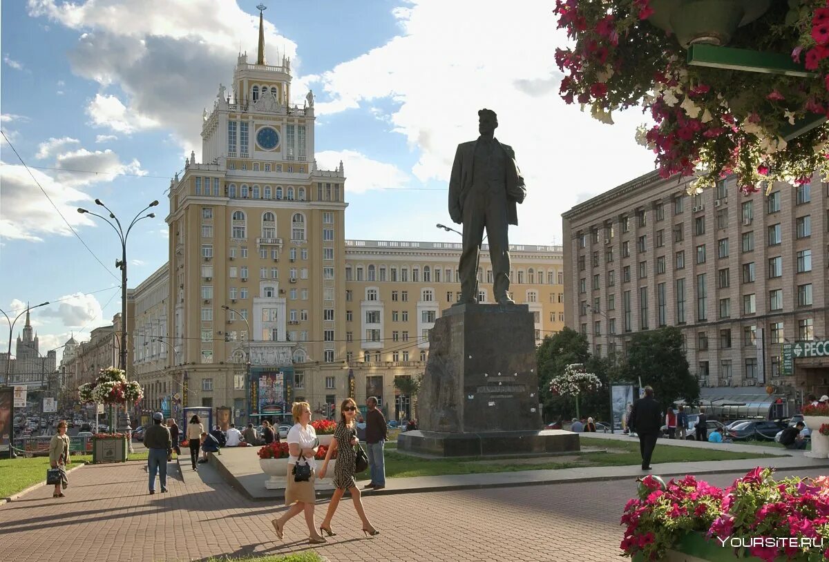 В каком месте была площадь. Площадь Маяковского в Москве. Маяковская Триумфальная площадь. Памятник Маяковскому Триумфальная площадь. Сквер на Триумфальной площади в Москве.