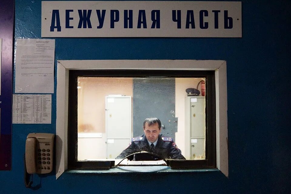 сотрудники дежурной части. дежурная часть полиции. дежурный фото. оперативный дежурный полиции. дежурство в школе.